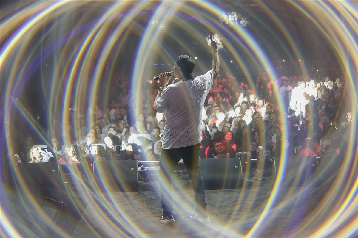 عمرو دياب يشعل الارينا في أعلى حضور جماهيري بالكويت (17)