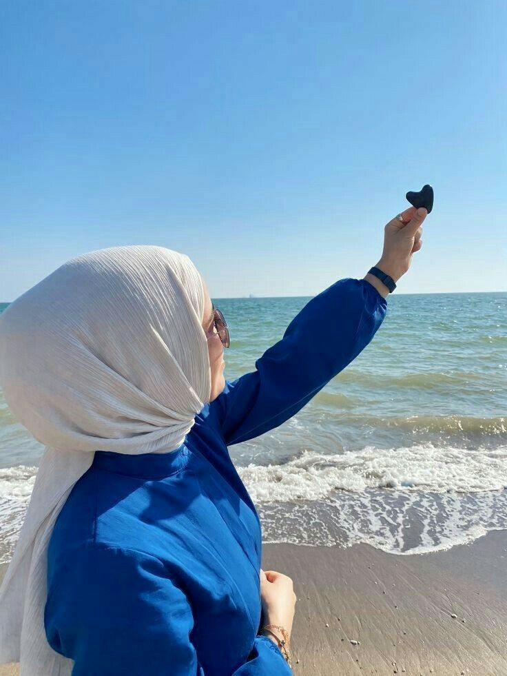 صور بنات كأنها لك في البحر