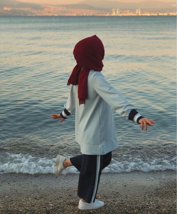 صور بنات كأنها لك في البحر