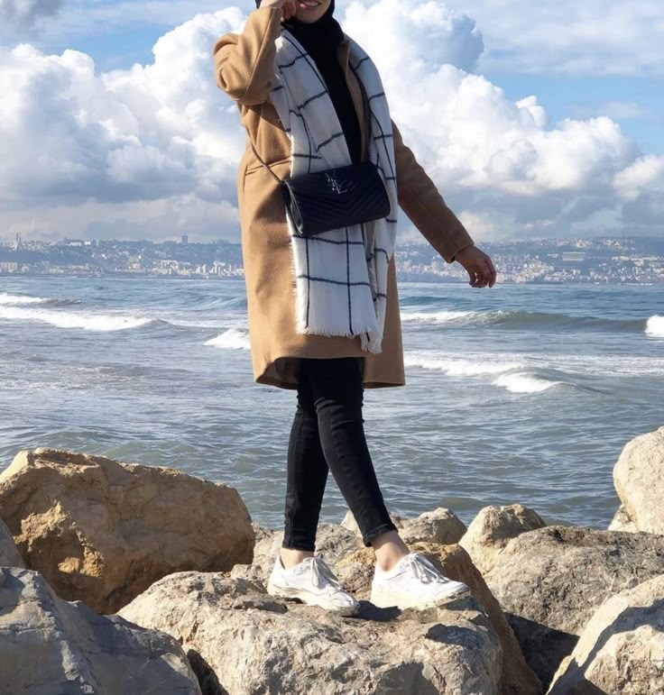 صور بنات كأنها لك في البحر