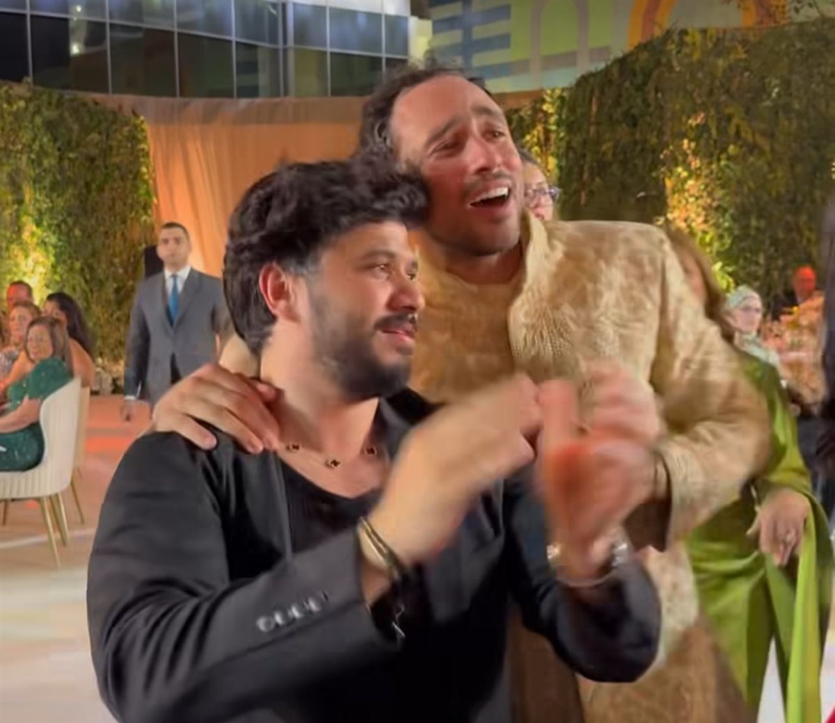 بحضور مصطفى حجاج والشرنوبي.. رامي عاشور يحتفل بزفافه ويرتدي زي هندي رفقة زوجته