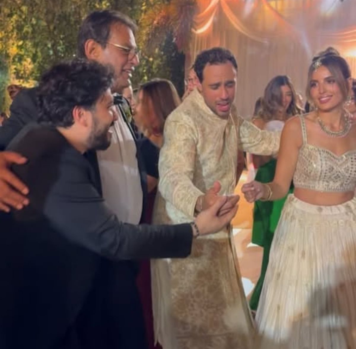 بحضور مصطفى حجاج والشرنوبي.. رامي عاشور يحتفل بزفافه ويرتدي زي هندي رفقة زوجته