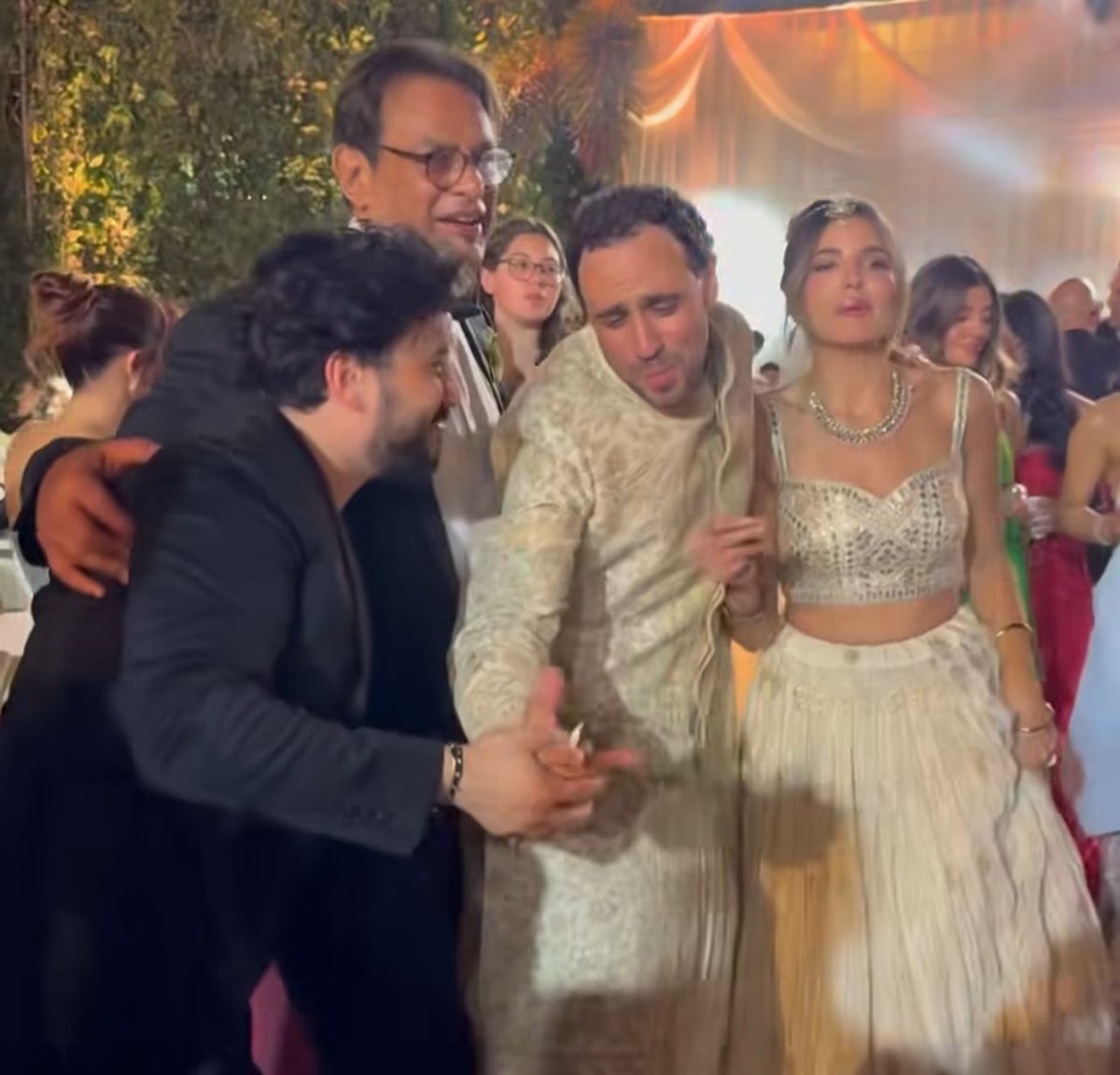 بحضور مصطفى حجاج والشرنوبي.. رامي عاشور يحتفل بزفافه ويرتدي زي هندي رفقة زوجته