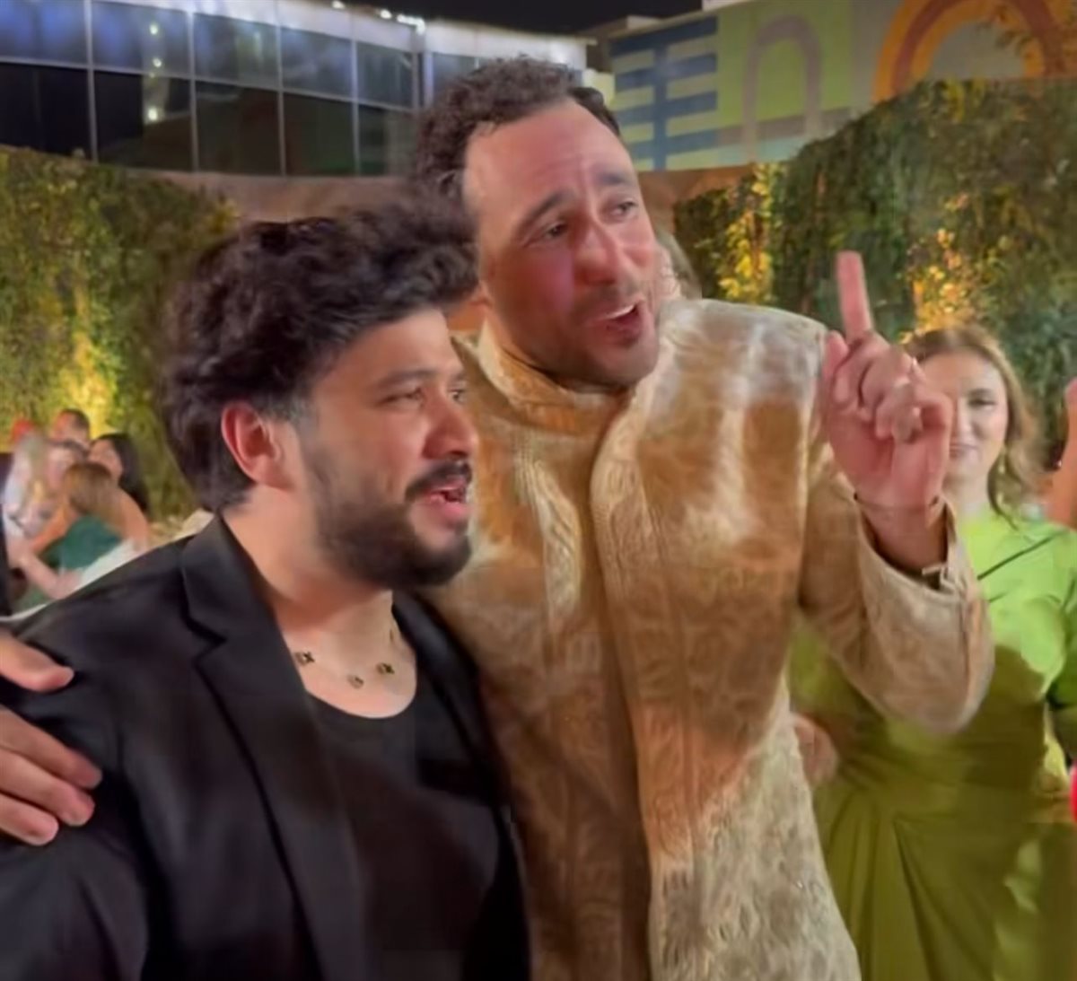 بحضور مصطفى حجاج والشرنوبي.. رامي عاشور يحتفل بزفافه ويرتدي زي هندي رفقة زوجته