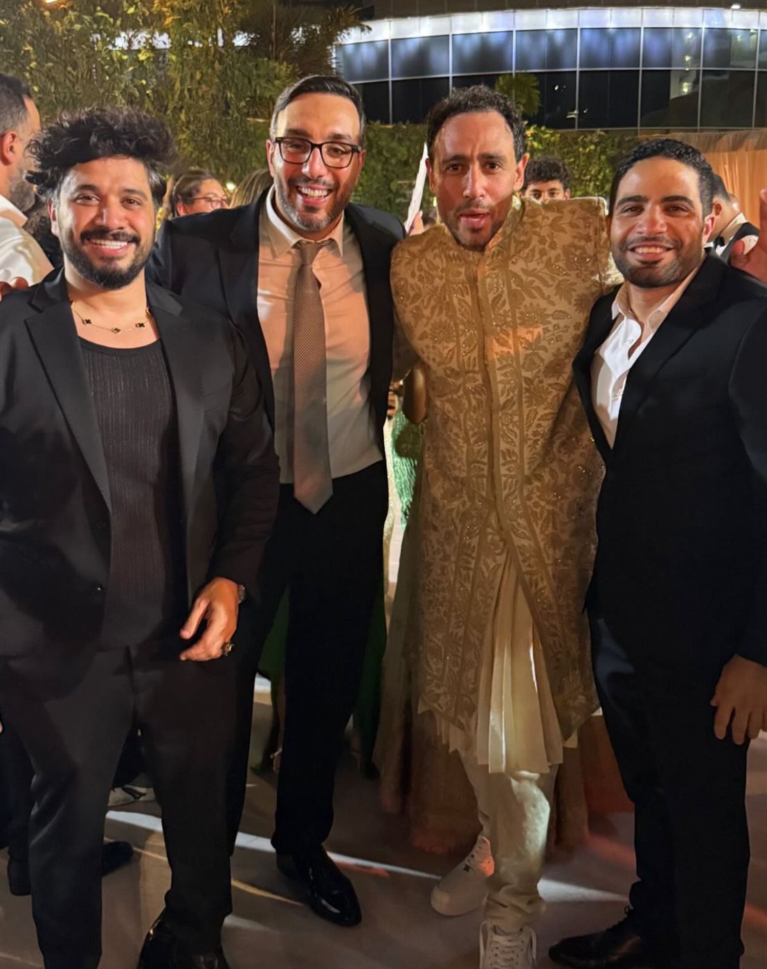 بحضور مصطفى حجاج والشرنوبي.. رامي عاشور يحتفل بزفافه ويرتدي زي هندي رفقة زوجته