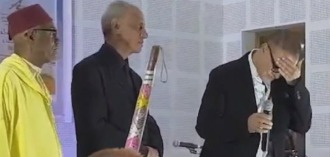 بكاء والد سعد لمجرد على المسرح قبل استئناف محاكمته بفرنسا 