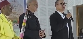 بكاء والد سعد لمجرد على المسرح قبل استئناف محاكمته بفرنسا 