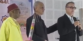 بكاء والد سعد لمجرد على المسرح قبل استئناف محاكمته بفرنسا 