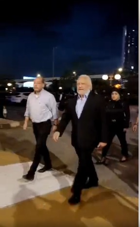 أشرف زكي وإدوارد وخالد زكي أبرز الحضور بعزاء زوجة الإعلامي محمد شردي |صور