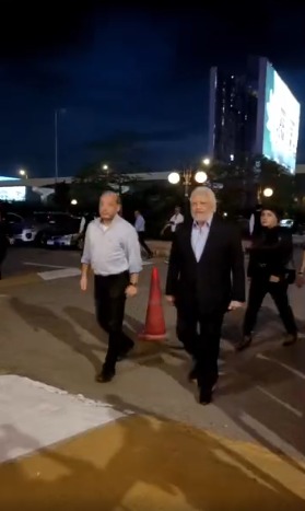 أشرف زكي وإدوارد وخالد زكي أبرز الحضور بعزاء زوجة الإعلامي محمد شردي |صور