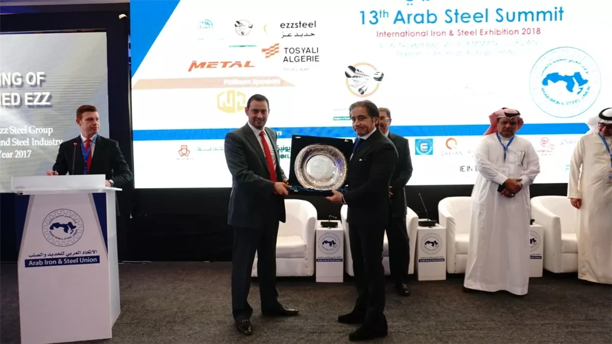 تكريم سابق من الاتحاد العربي للحديد والصلب للمهندس أحمد عز