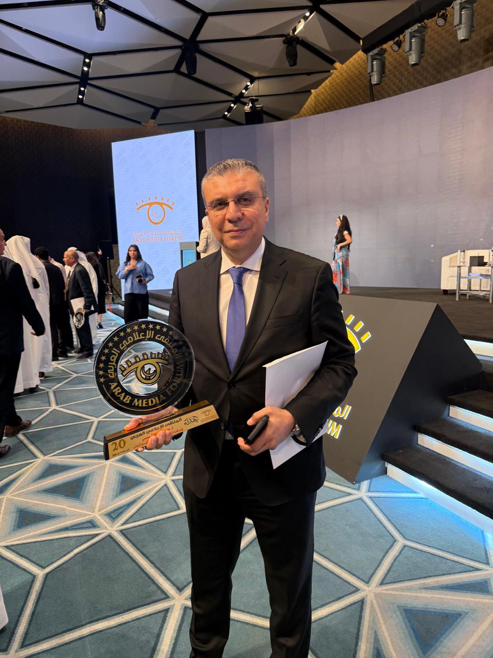 لقطات من تكريم عمرو الليثي رئيس إذاعات وتليفزيونات التعاون الإسلامي من الملتقى الإعلامي العربي