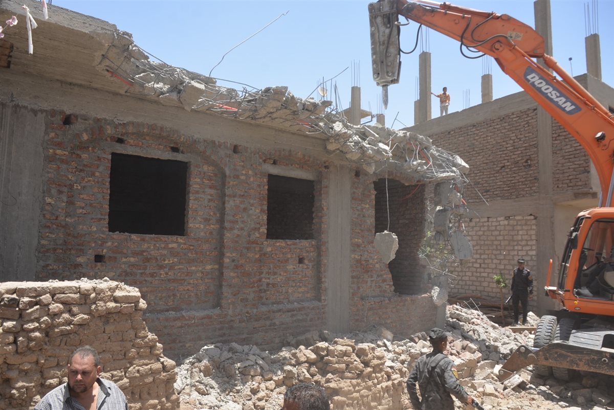 محافظ الأقصر يقود حملة لإزالة التعديات على أراضي الدولة