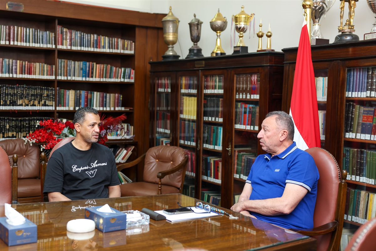 محمود الخطيب رئيس النادي الأهلي يكرم سامي قمصان.. ويشيد بجهوده