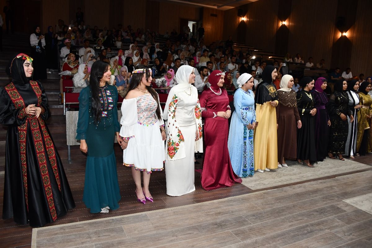 عرض أزياء طلابي يعكس ملامح الهوية ويجسد فلسفة التعليم التكنولوجي الحديث