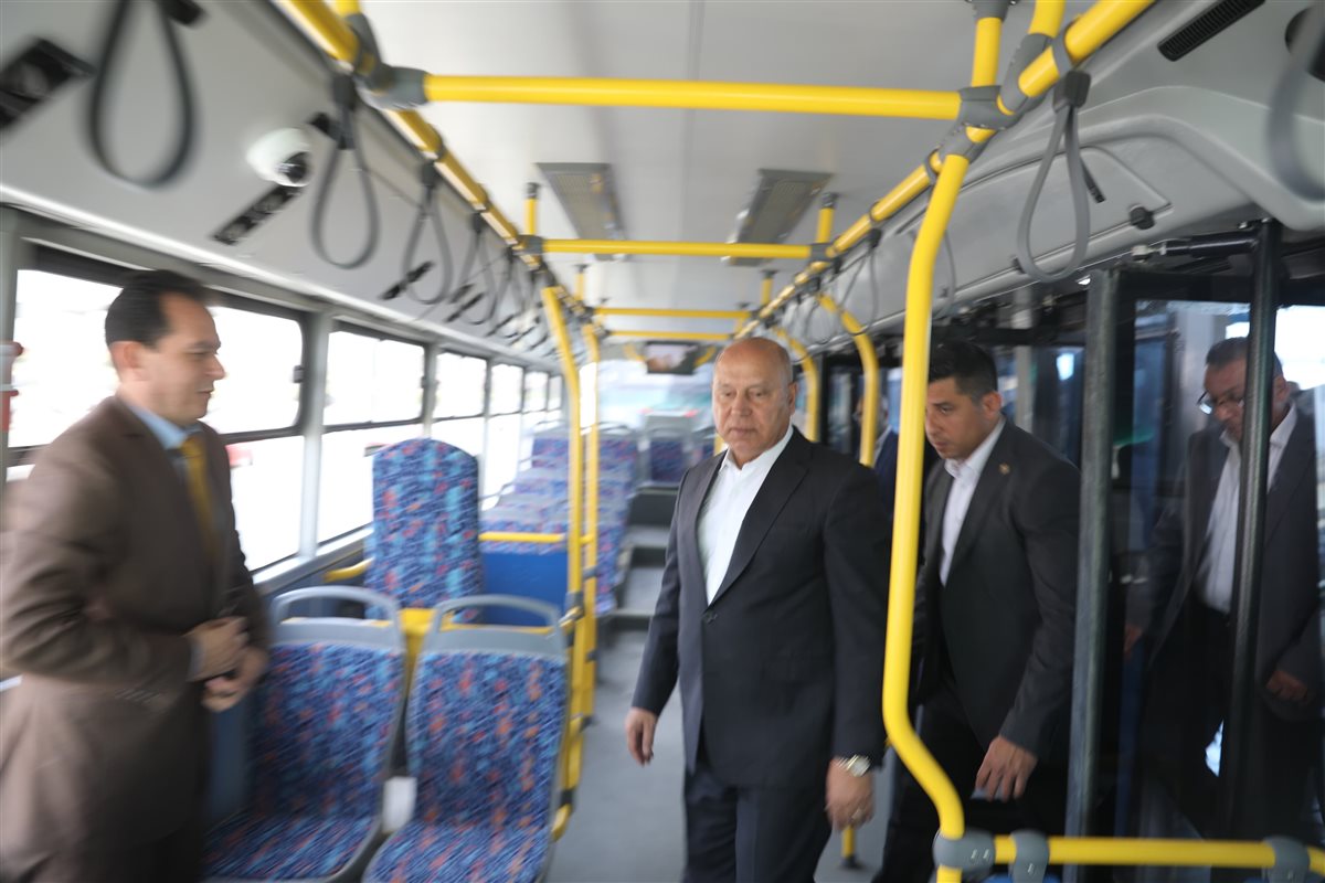 جولة الوزير داخل الأتوبيس الترددي