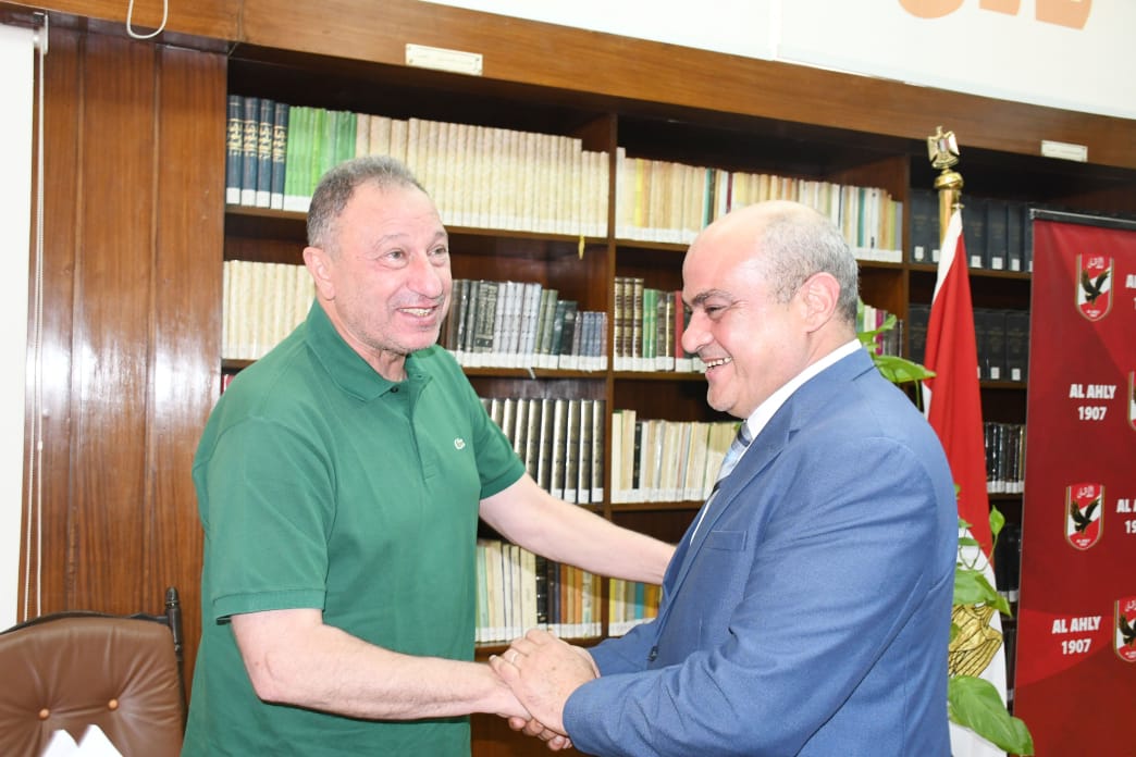 رئيس تعليم الكبار يكرم العاملين بالنادي الأهلي المتحررين من الأمية