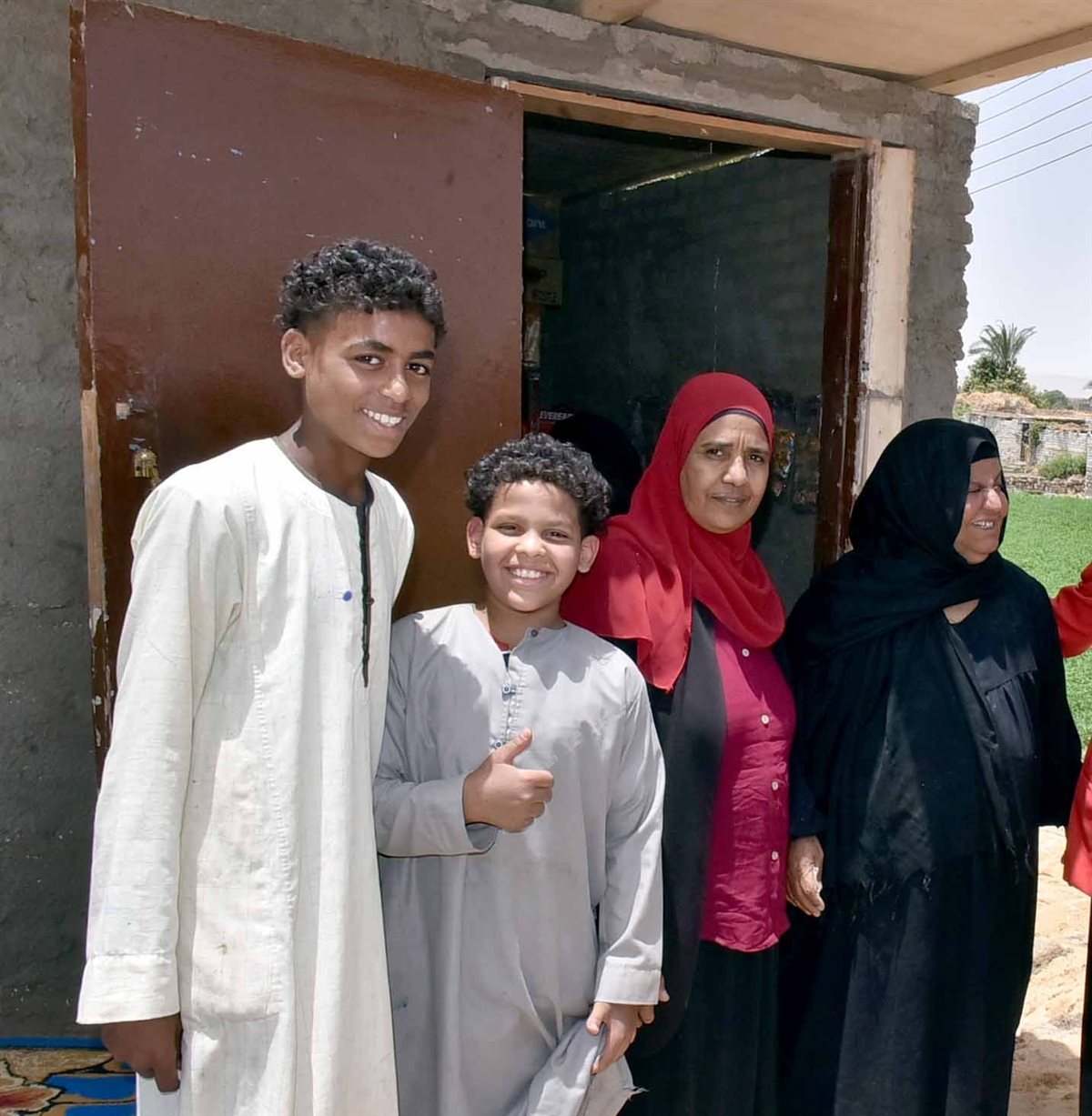 محافظ يزور سيدة الميكروباص في منزلها