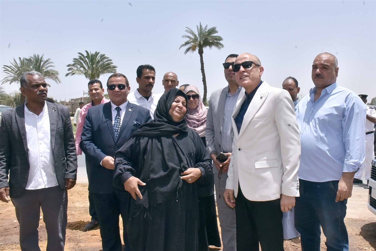 محافظ يزور سيدة الميكروباص في منزلها