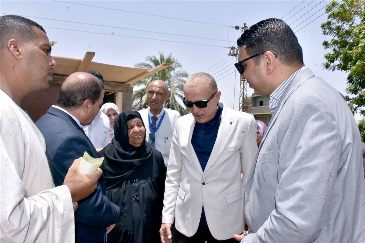 محافظ يزور سيدة الميكروباص في منزلها