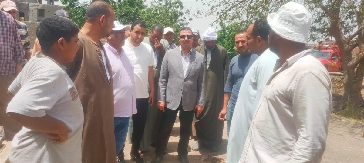 تفقد رئيس الوحدة المحلية لمركز ومدينة المحمودية لمكان الحريق 