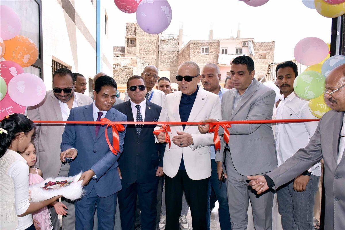 محافظ الأقصر واهالي الديمقراط