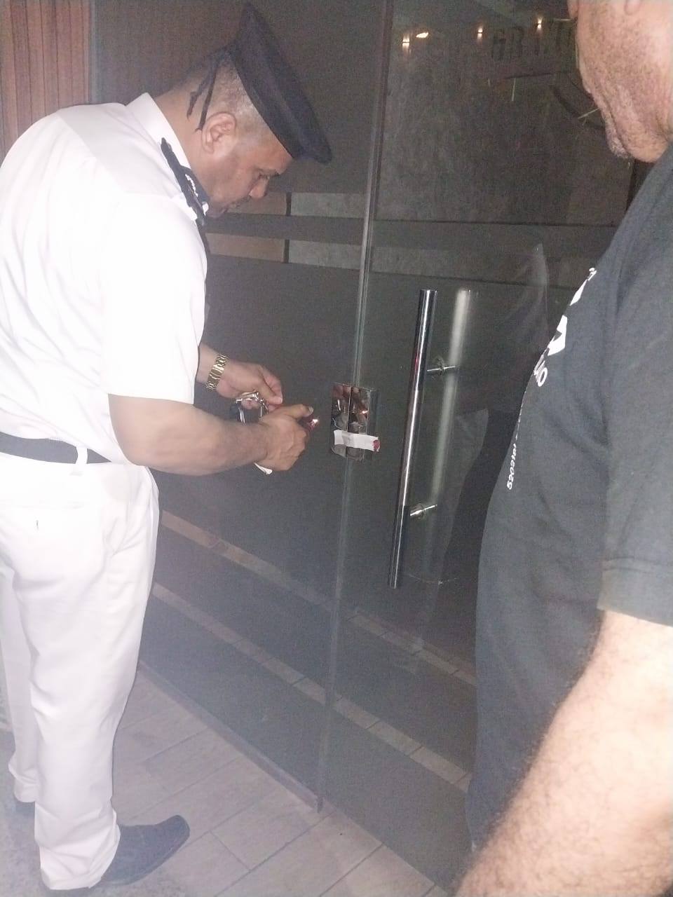 غلق وتشميع عدد من الكافيهات والمطاعم المخالفة بالعجوزة