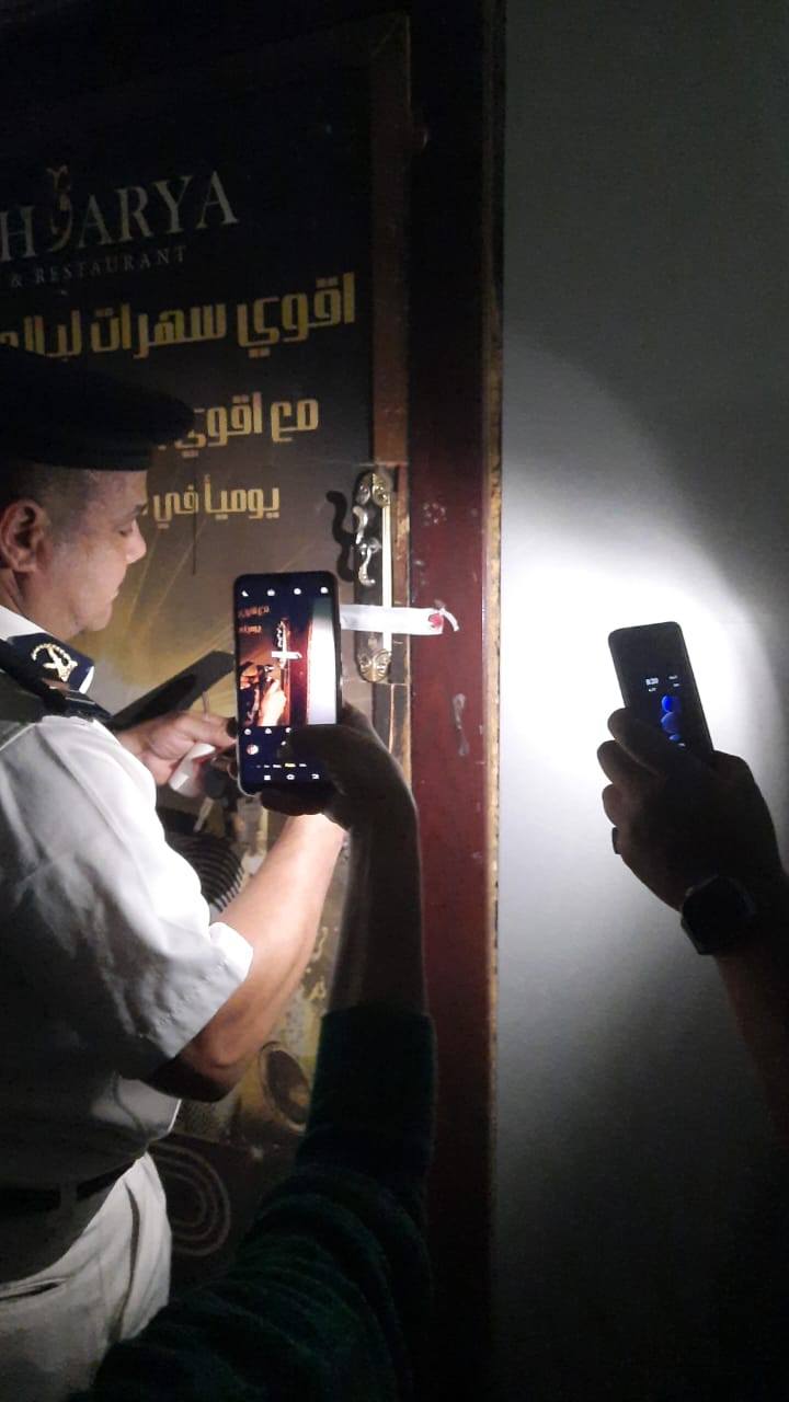 غلق وتشميع عدد من الكافيهات والمطاعم المخالفة بالعجوزة