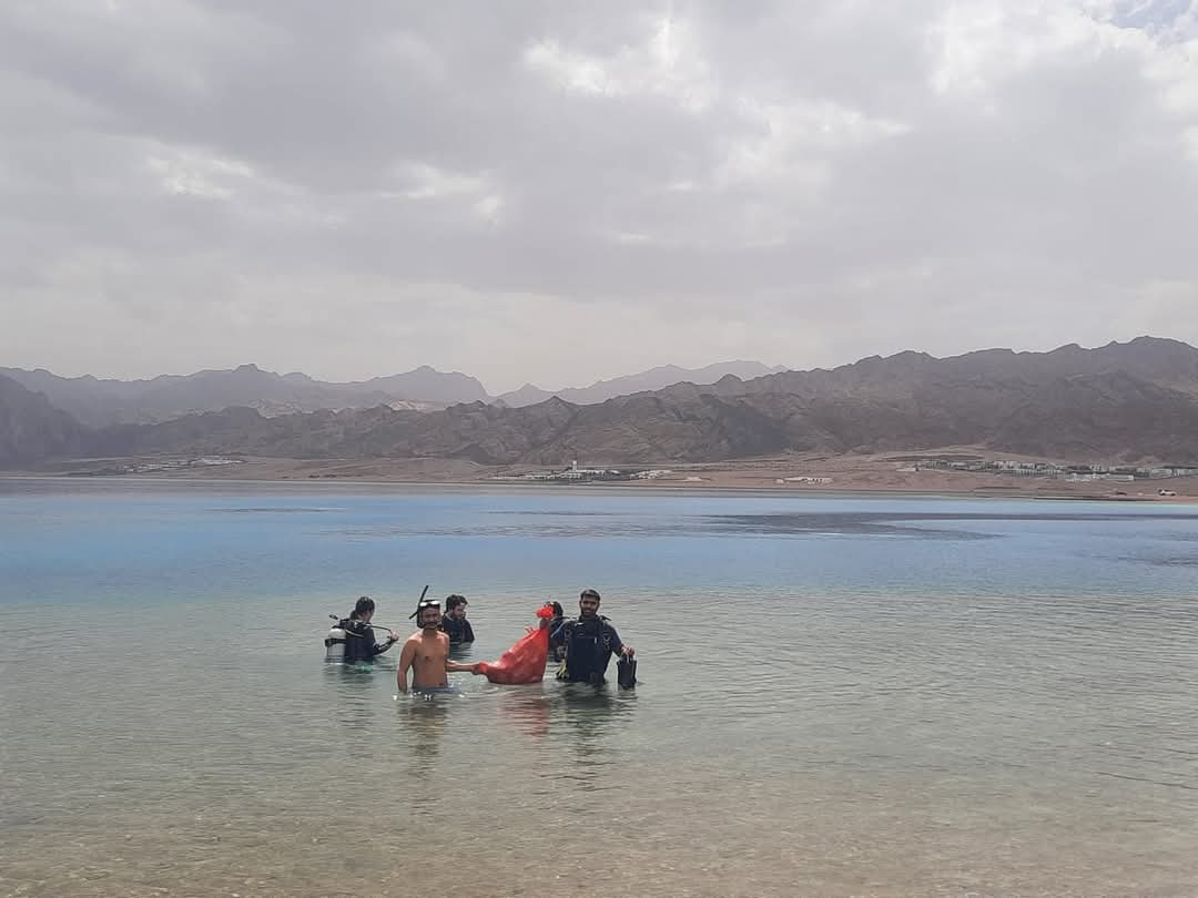 حملة نظافة الشواطىء بمنطقة اللاجونا بمدينة دهب 