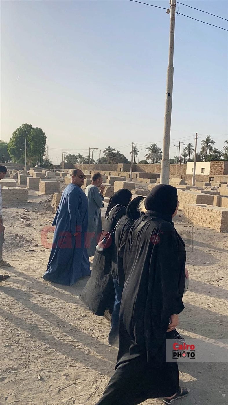 باربرا تتلقى العزاء في شقيقتها تيريزة بعد دفنها