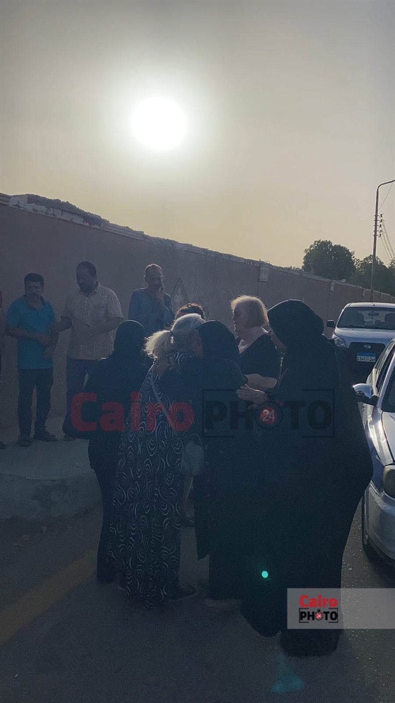 باربرا تتلقى العزاء في شقيقتها تيريزة بعد دفنها