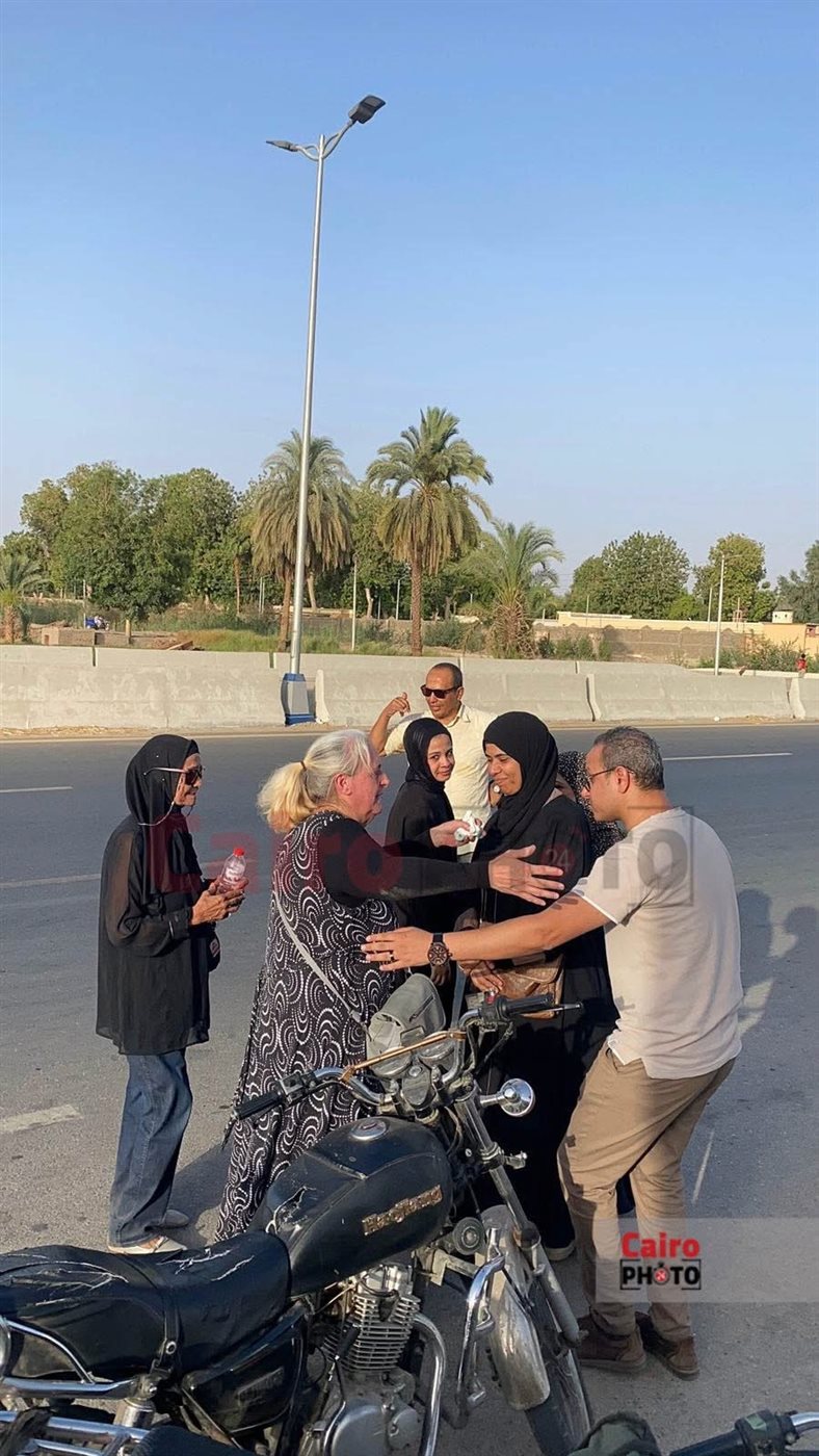 باربرا تتلقى العزاء في شقيقتها تيريزة بعد دفنها