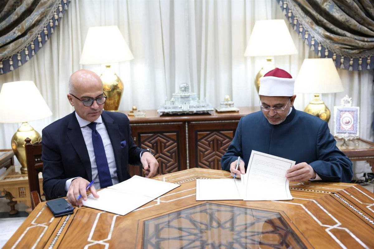 جانب من التوقيع