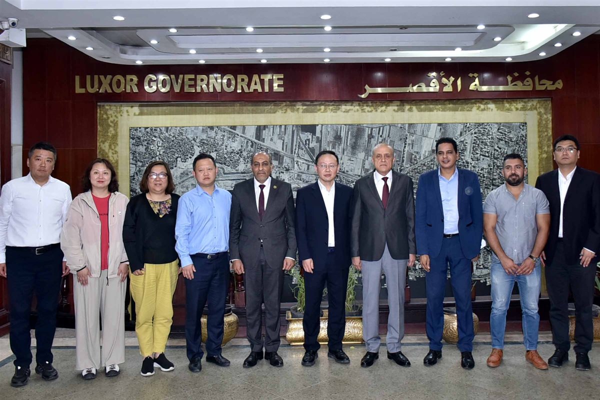 محافظ الأقصر يستقبل وفد صينى