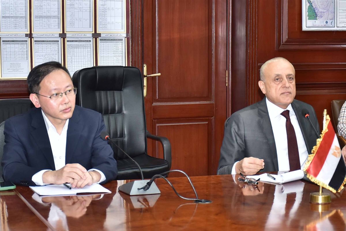 محافظ الأقصر يستقبل وفد صينى