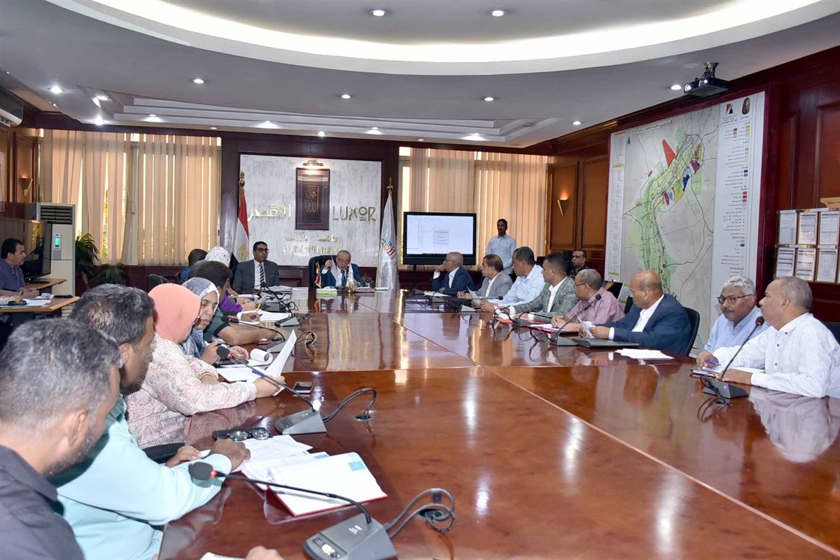 محافظ الأقصر واجتماع برؤساء المدن