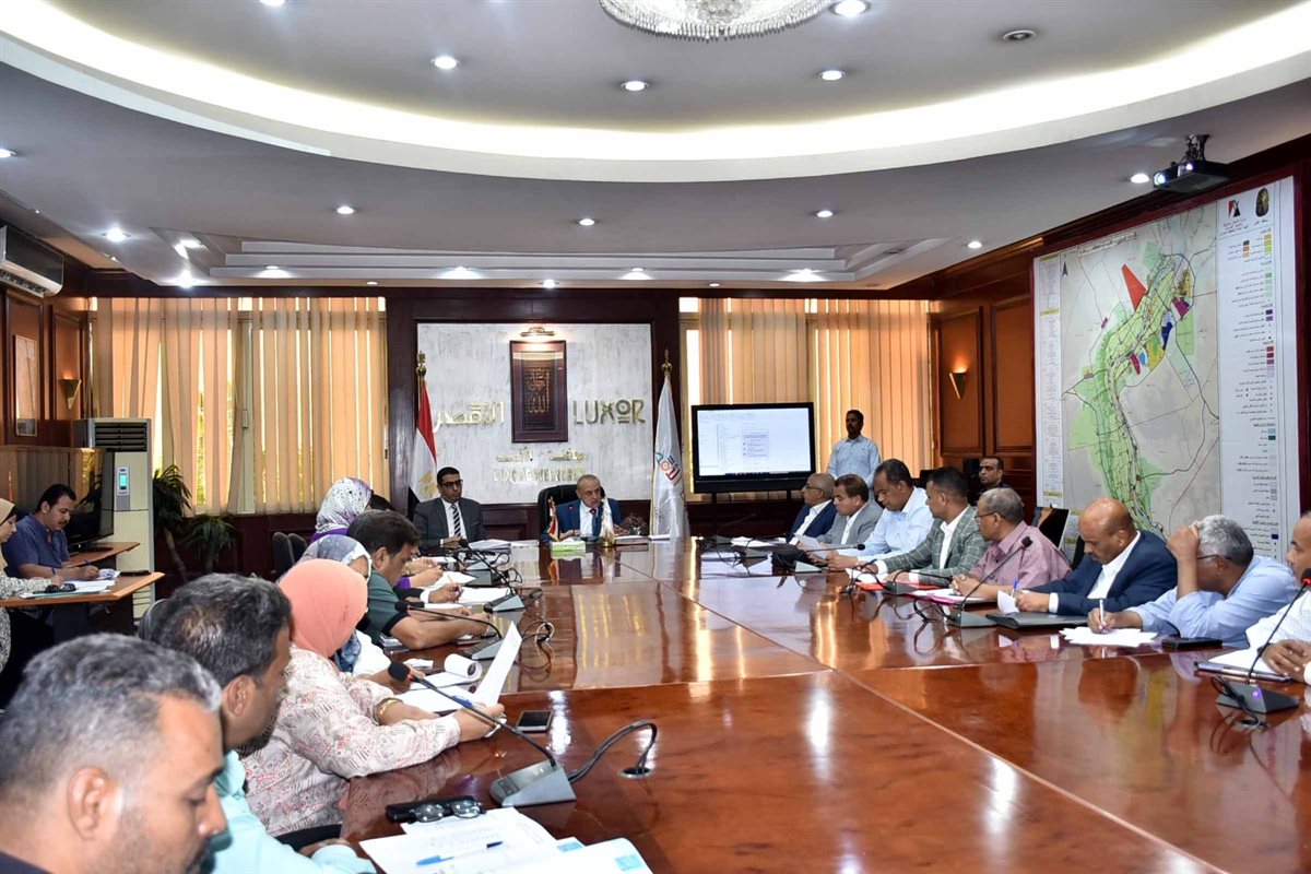 محافظ الأقصر واجتماع برؤساء المدن