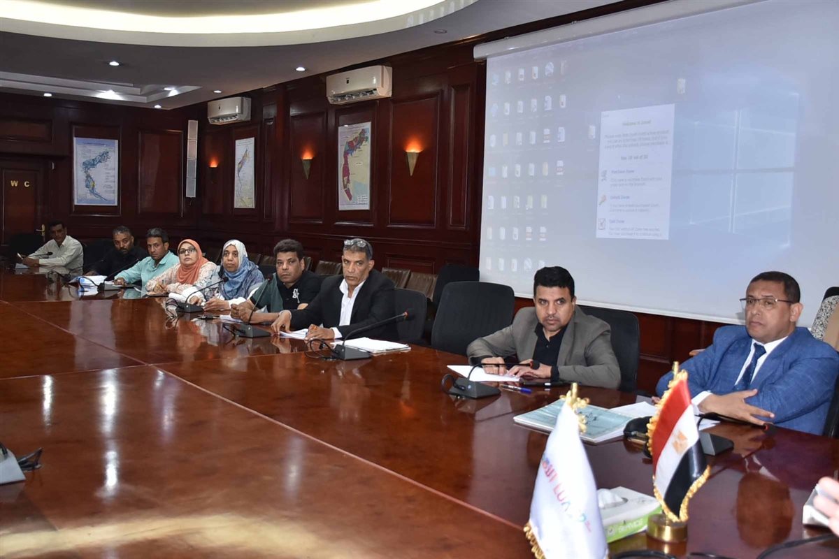 محافظ الأقصر واجتماع برؤساء المدن