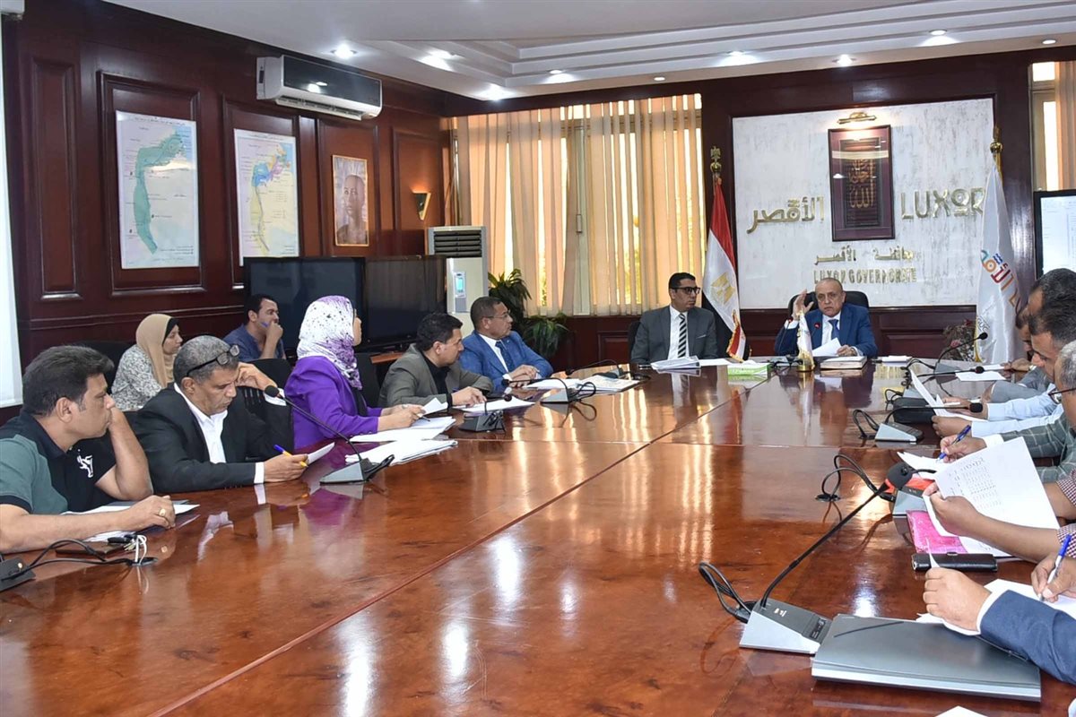 محافظ الأقصر واجتماع برؤساء المدن