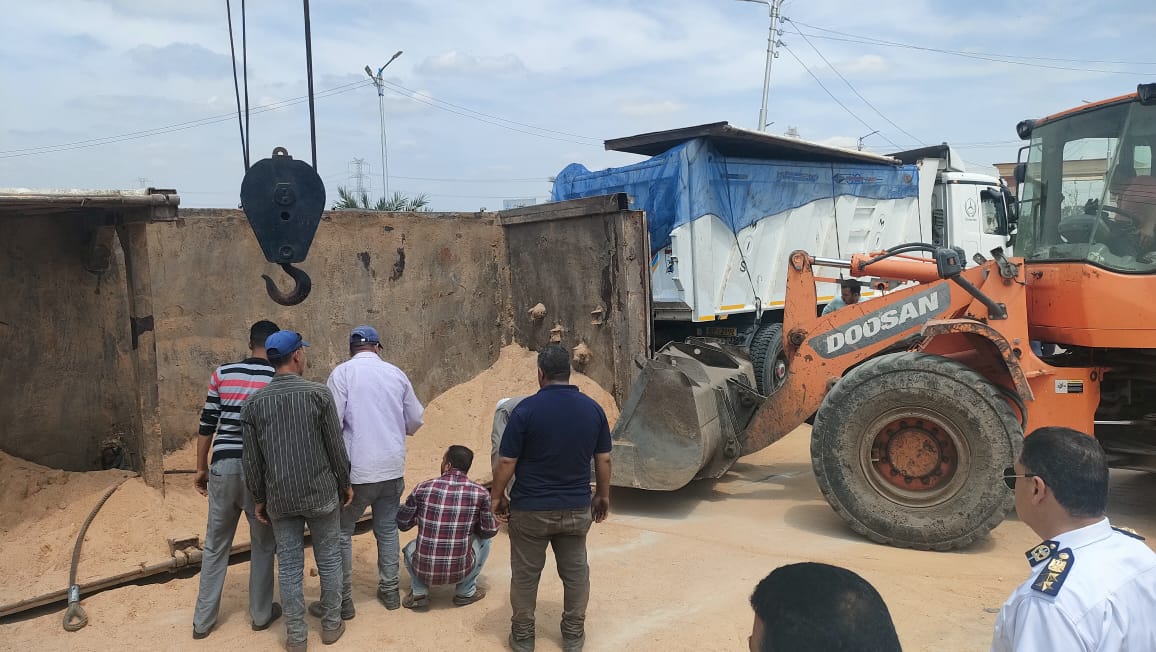 رفع آثار إنقلاب تريلا بمدخل كفر الشيخ