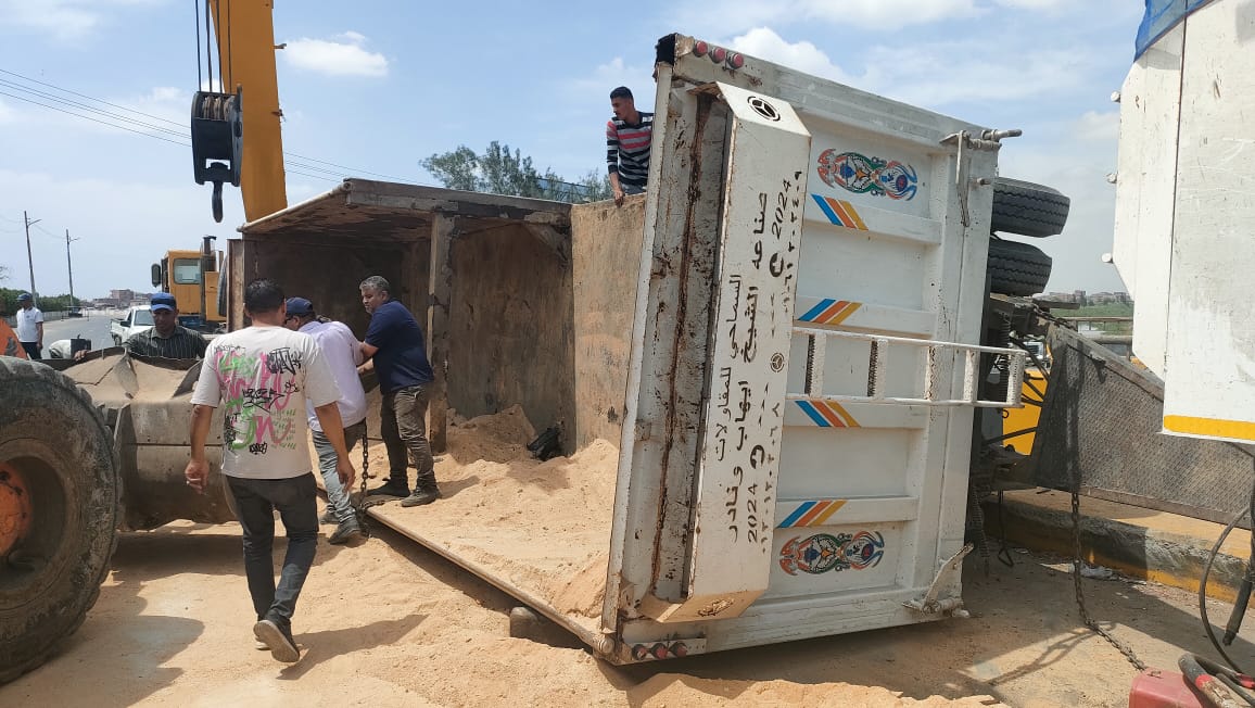 رفع آثار إنقلاب تريلا بمدخل كفر الشيخ