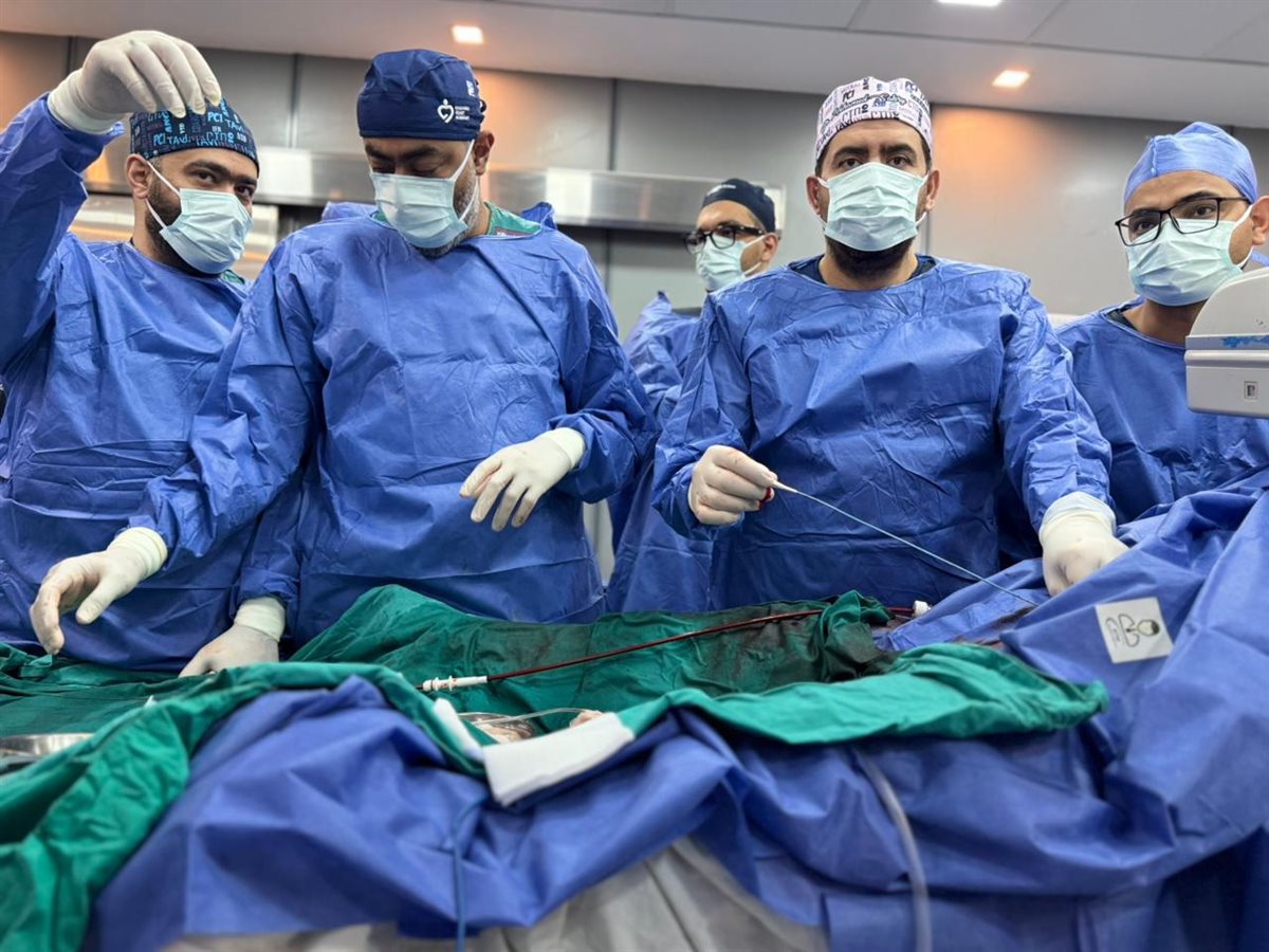 الفريق الطبي بأكاديمية قلب المبرة في زرع صمام أورطي لمريضة سبعينية