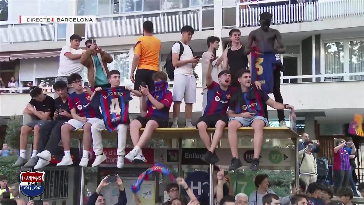  لاعبو برشلونة يحتفلون مع جمهورهم بعد التتويج بالدوري الإسباني