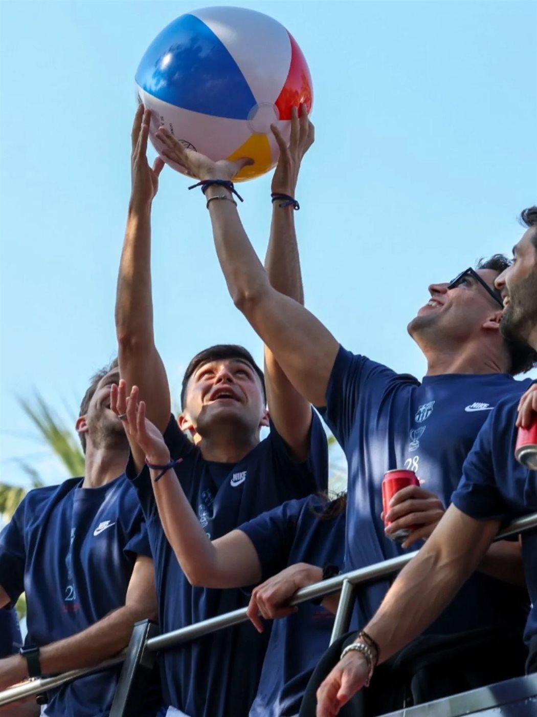  لاعبو برشلونة يحتفلون مع جمهورهم بعد التتويج بالدوري الإسباني