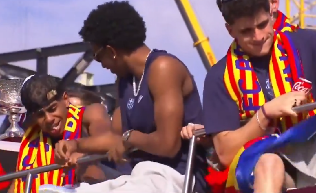 لاعبو برشلونة يحتفلون مع جمهورهم بعد التتويج بالدوري الإسباني