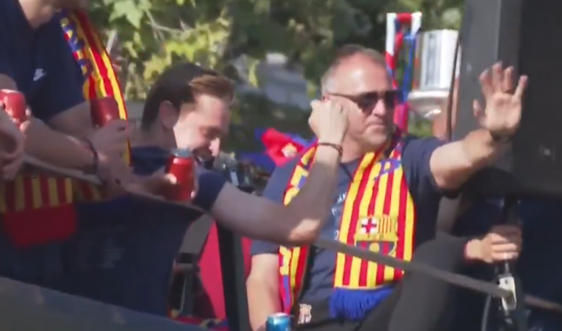 لاعبو برشلونة يحتفلون مع جمهورهم بعد التتويج بالدوري الإسباني