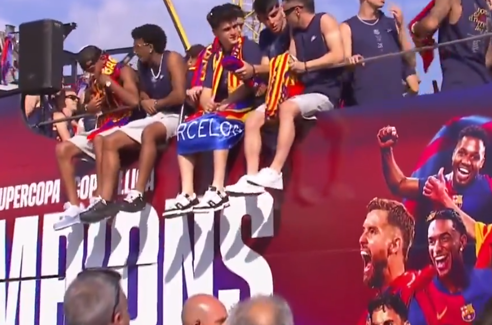 لاعبو برشلونة يحتفلون مع جمهورهم بعد التتويج بالدوري الإسباني