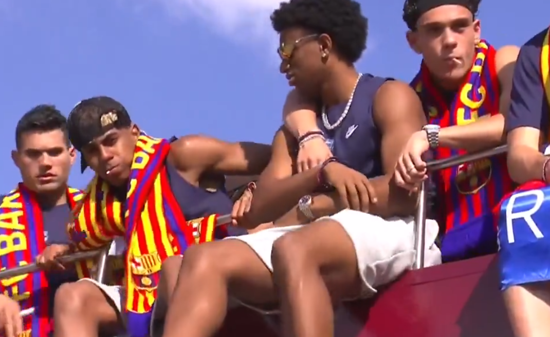 لاعبو برشلونة يحتفلون مع جمهورهم بعد التتويج بالدوري الإسباني