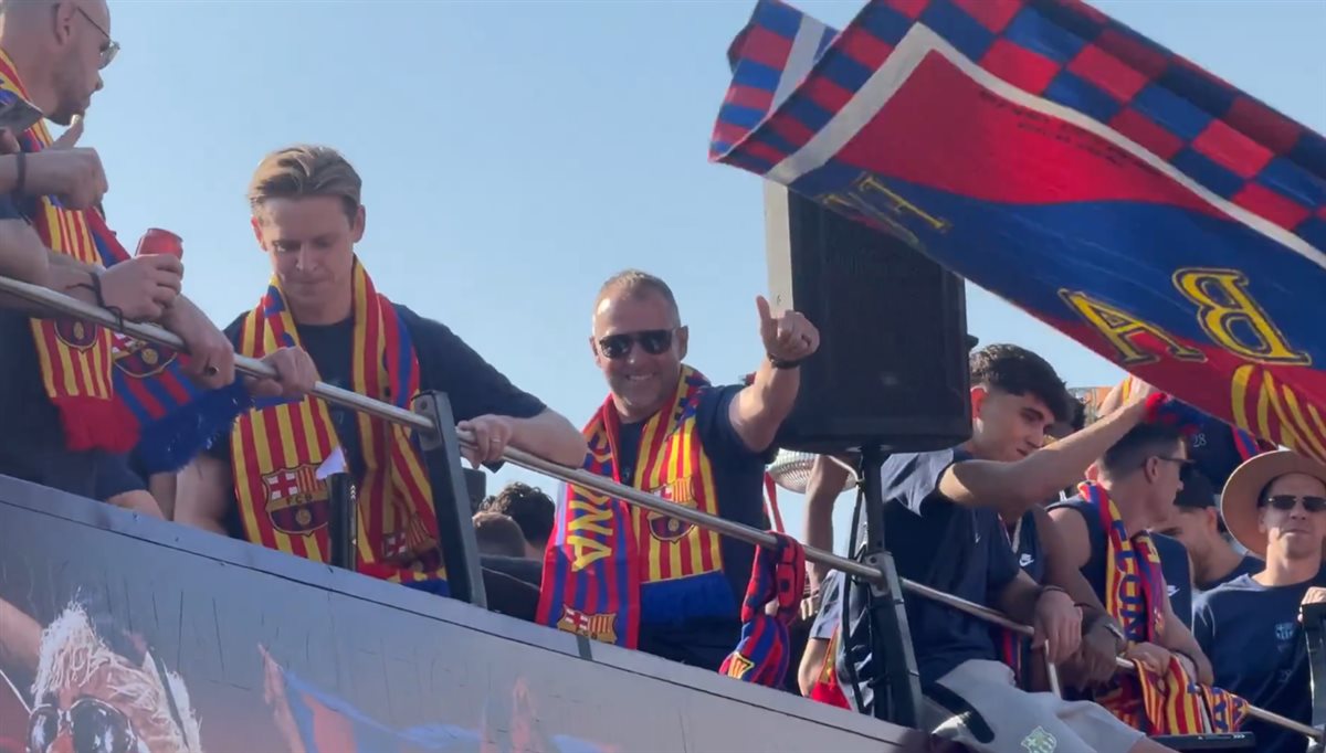 لاعبو برشلونة يحتفلون مع جمهورهم بعد التتويج بالدوري الإسباني