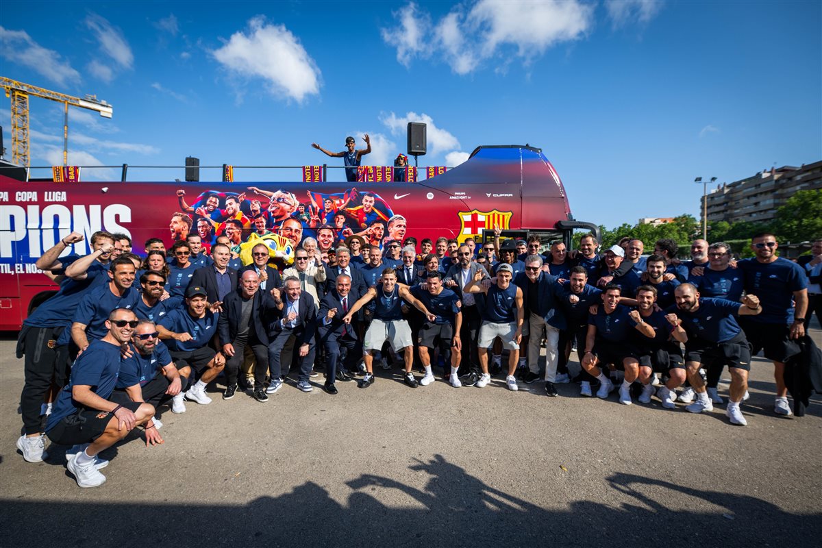  لاعبو برشلونة يحتفلون مع جمهورهم بعد التتويج بالدوري الإسباني